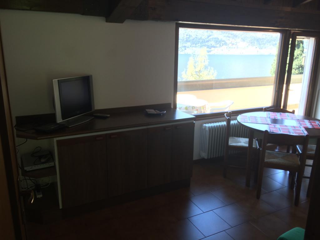 The Silence Holiday Apartment Lezzeno Ruang foto