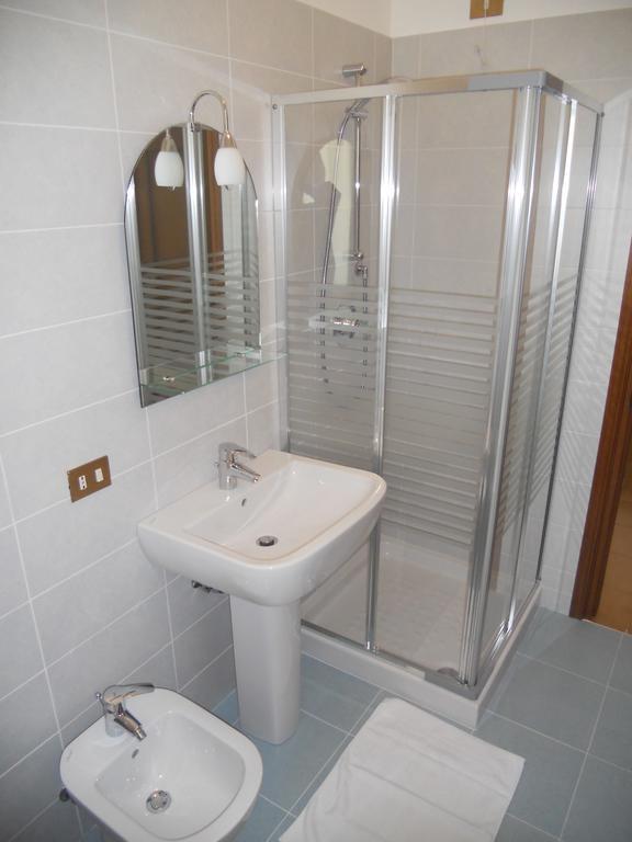 The Silence Holiday Apartment Lezzeno Bagian luar foto